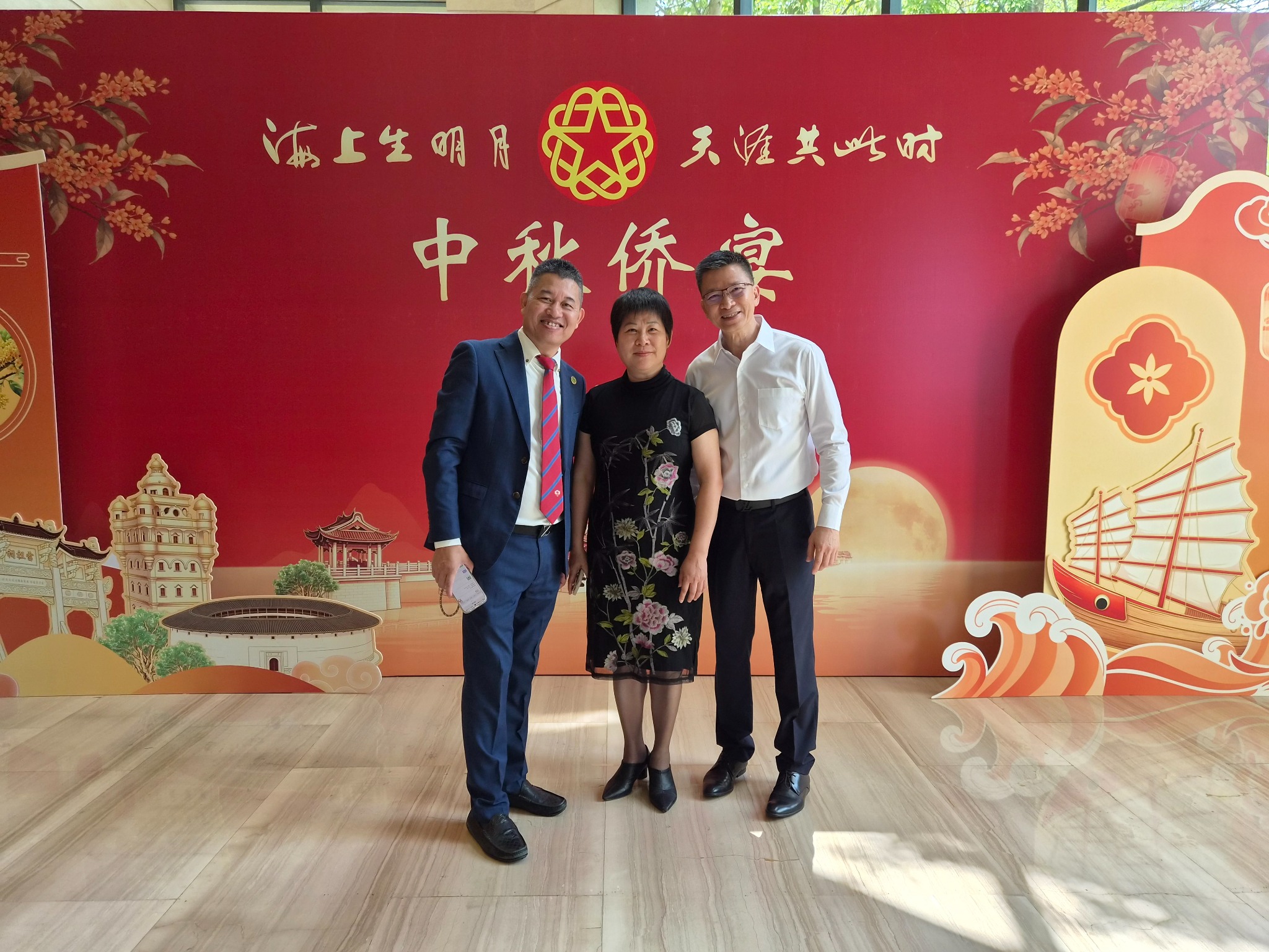 Dr Francis Lee with a Thailand Hakka association leader